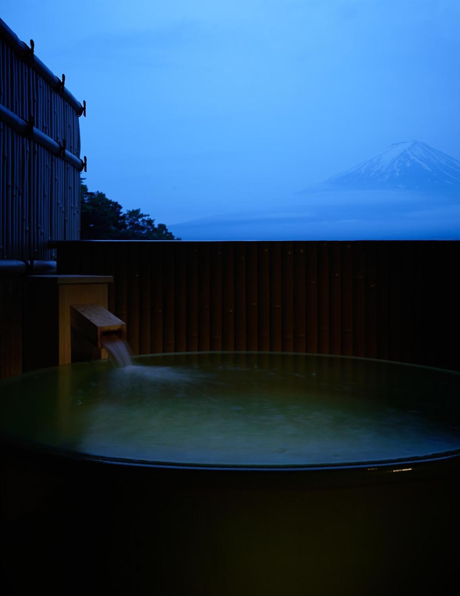 Fujikawaguchiko Onsen Konanso Hotel Værelse billede A view of Mount Fuji from a traditional onsen