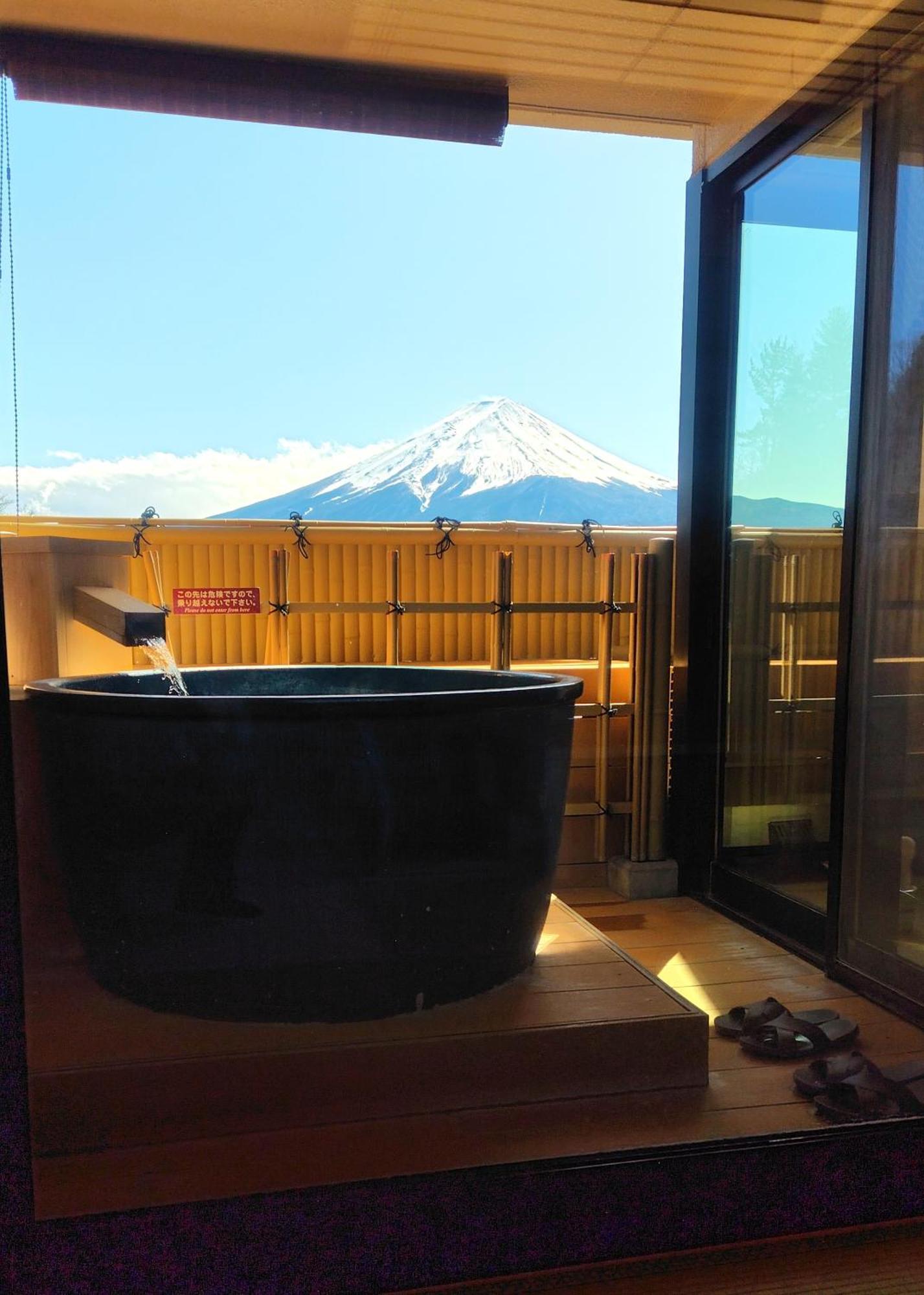Fujikawaguchiko Onsen Konanso Hotel Eksteriør billede A view of Mount Fuji from a private onsen