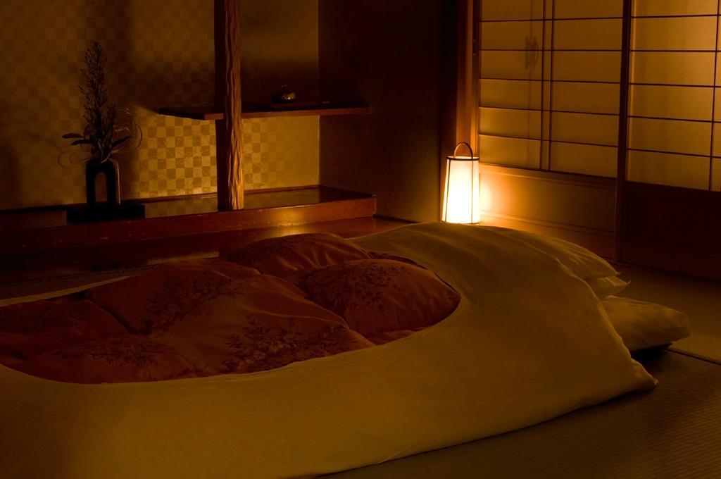 Fujikawaguchiko Onsen Konanso Hotel Eksteriør billede A traditional Japanese room with a kotatsu