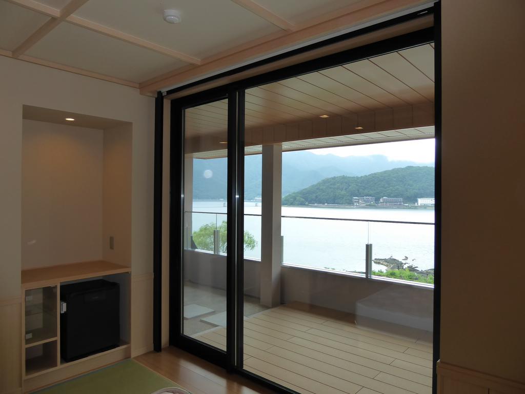 Fujikawaguchiko Onsen Konanso Hotel Eksteriør billede A sliding door
