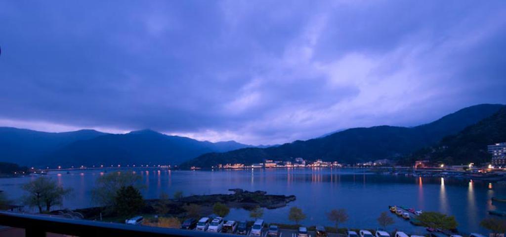 Fujikawaguchiko Onsen Konanso Hotel Eksteriør billede View of the town